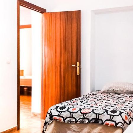 Room In Malaga Center, Homestay "Window To Road" - Habitacion En Apartamento, Ventana A La Careterra! Екстериор снимка