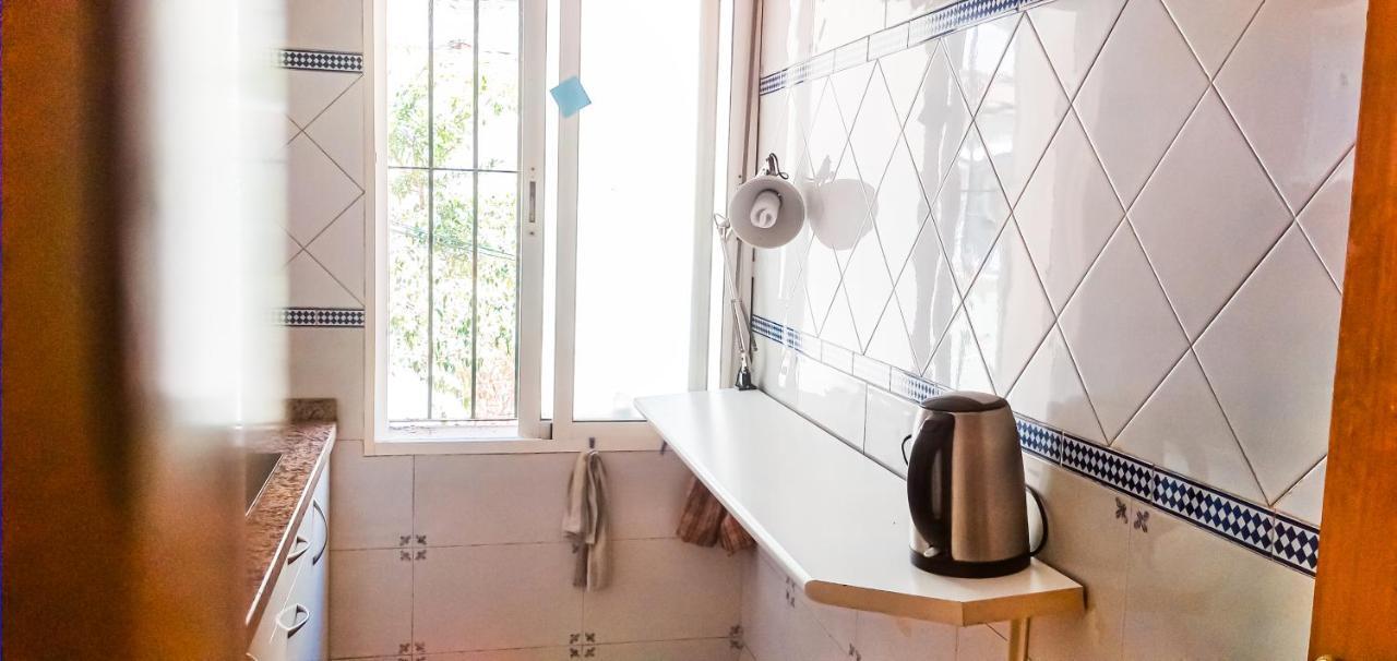 Room In Malaga Center, Homestay "Window To Road" - Habitacion En Apartamento, Ventana A La Careterra! Екстериор снимка