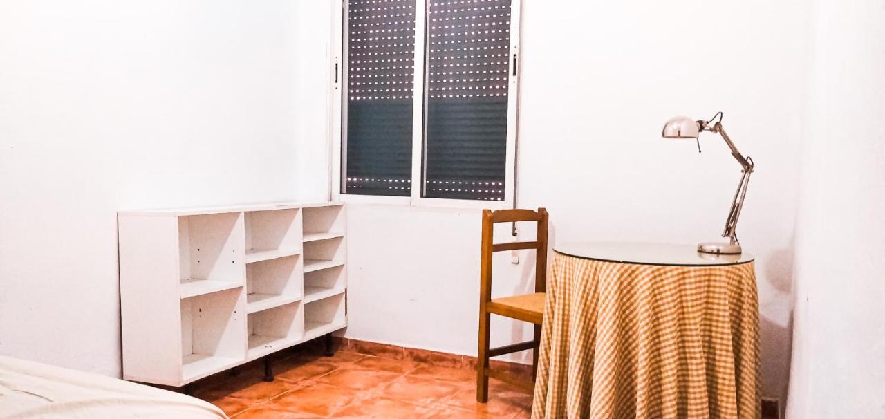 Room In Malaga Center, Homestay "Window To Road" - Habitacion En Apartamento, Ventana A La Careterra! Екстериор снимка